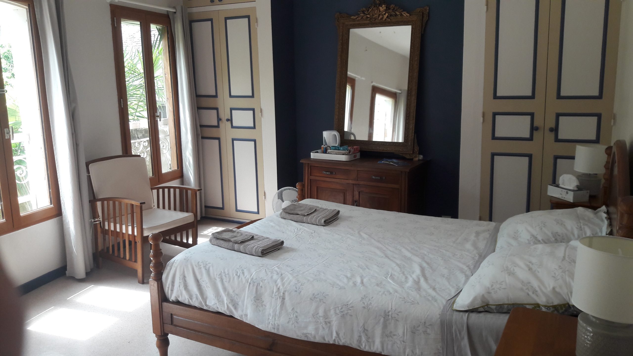 Grande chambre avec vue sur le jardin
