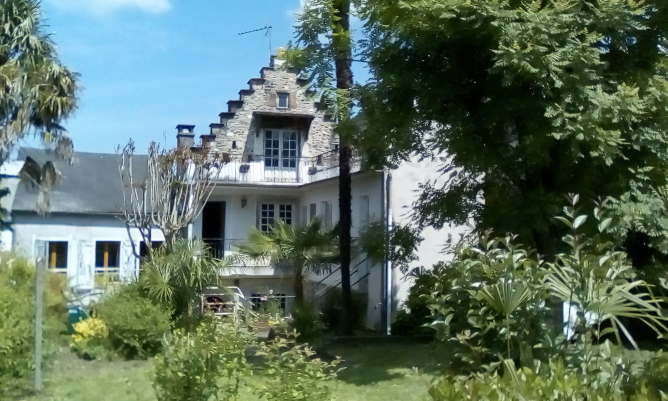 Façade côté jardin de L'Oustal